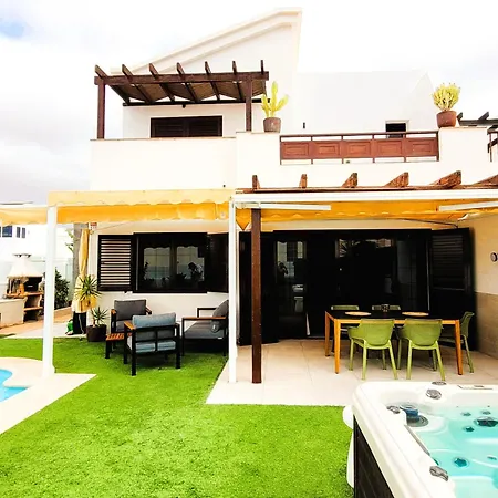 Villa With Heated Pool & Jacuzzi *