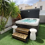 With Heated Pool & Jacuzzi Vila Playa Blanca (Lanzarote)
