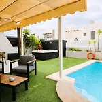 With Heated Pool & Jacuzzi Vila *