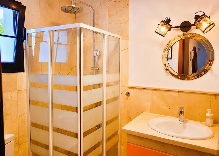 With Heated Pool & Jacuzzi Vila Playa Blanca (Lanzarote)