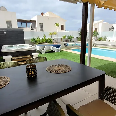 With Heated Pool & Jacuzzi فيلة *